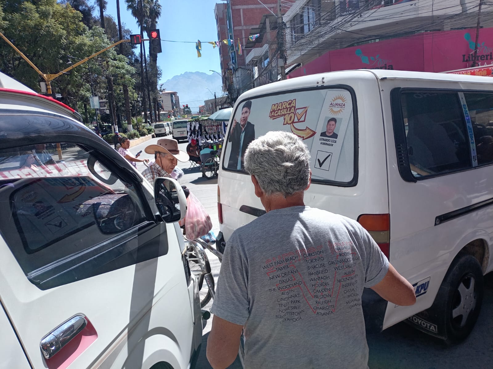 Cochabamba amanece bloqueada por el transporte público; la población está perjudicada