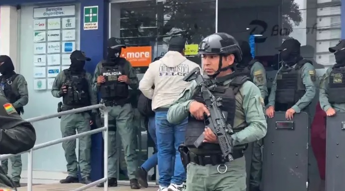Encapuchado atraca a mano armada un banco en Santa Cruz